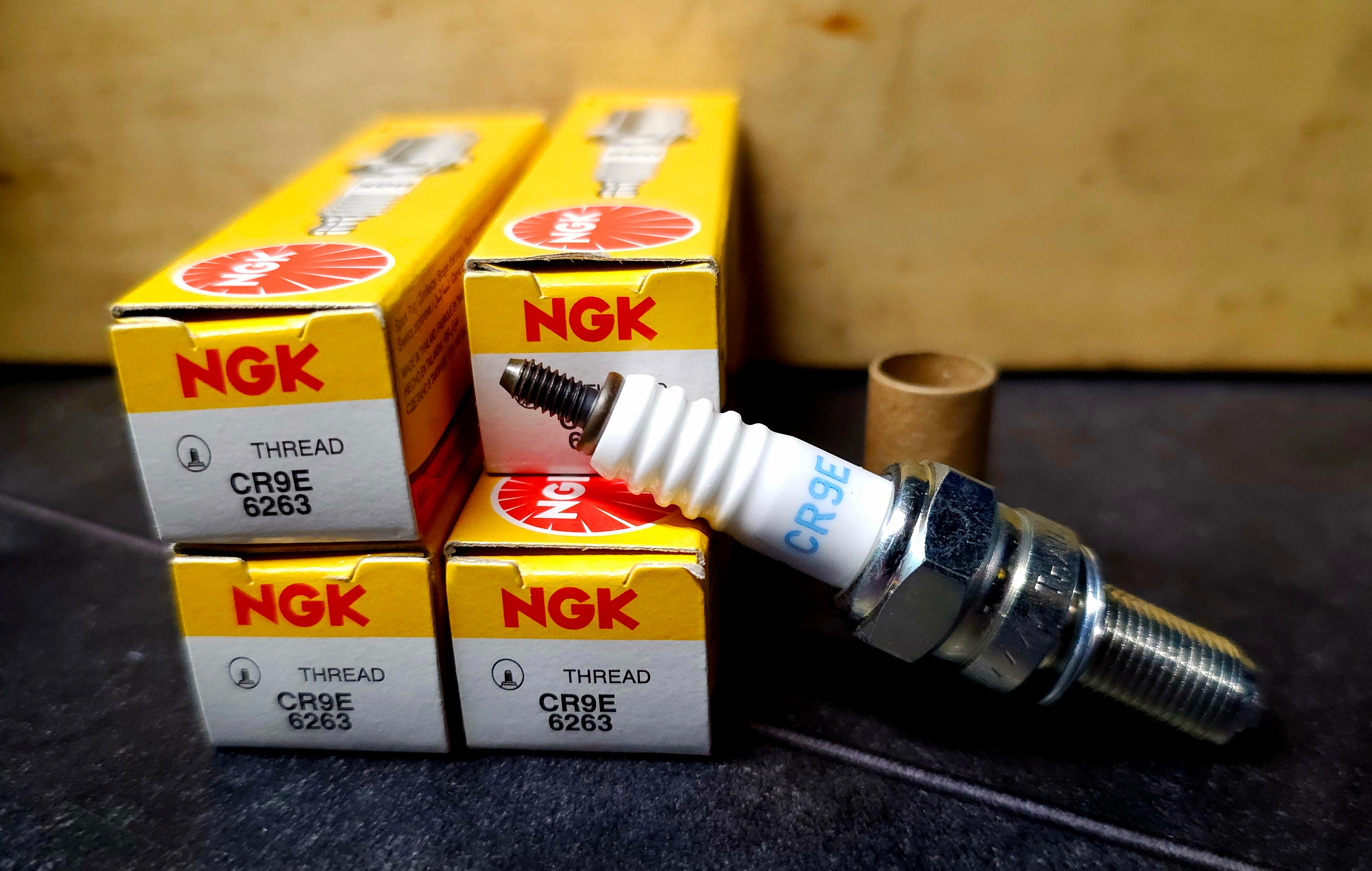 NGK Motorbike Spark Plug CR9E x4 Yamaha fzs 600 98>03, fzs 1000 2001>05 Japanese